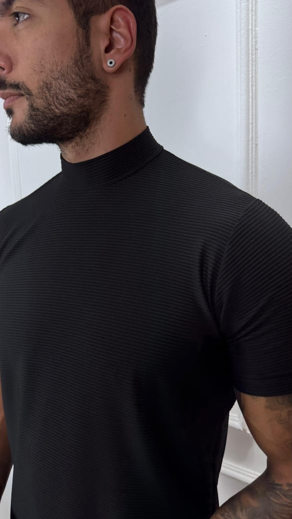 CAMISA MANGA CURTA GOLA ALTA PRETA
