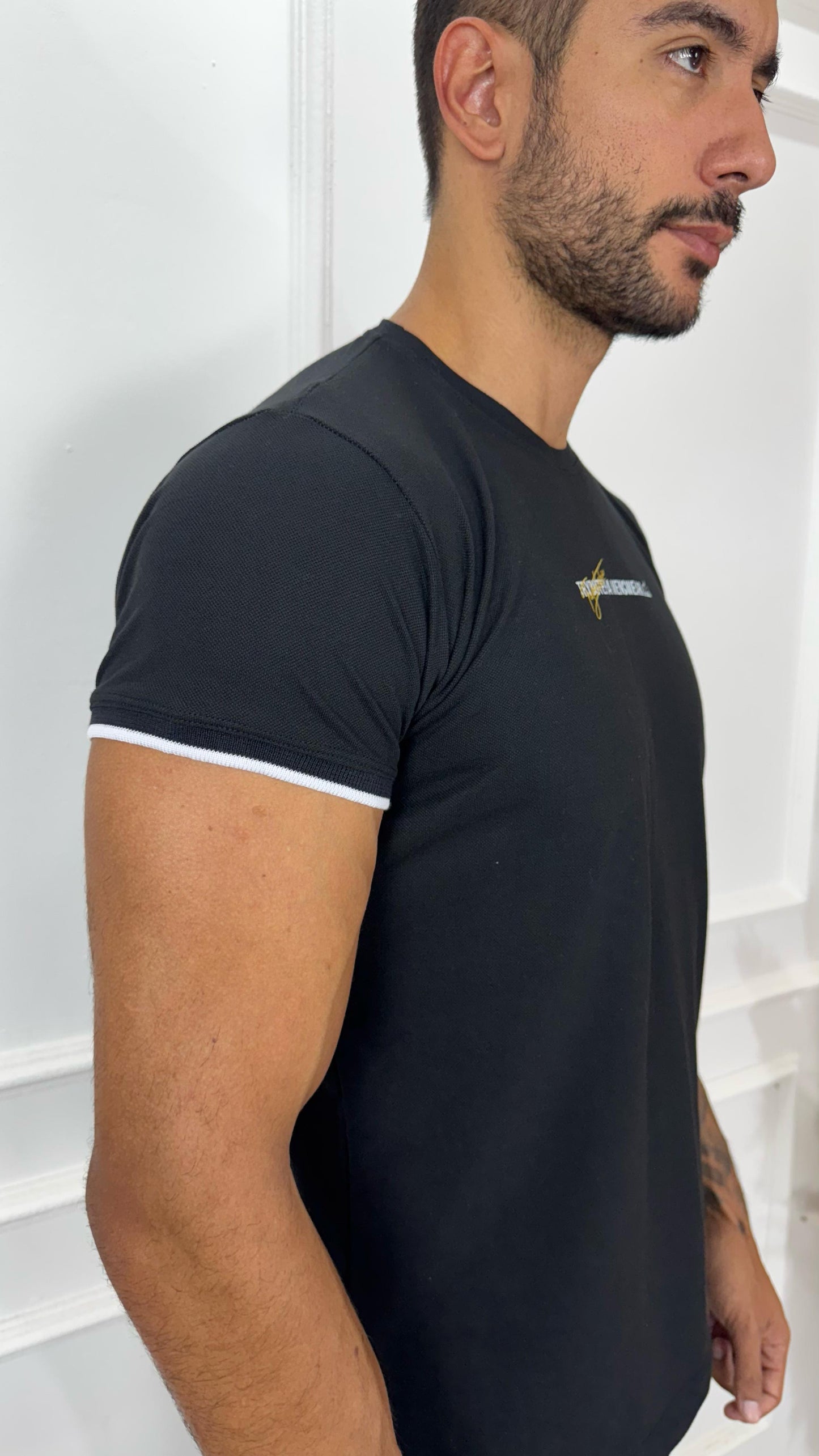 CAMISETA PREMIUM DETALHE NA MANGA PRETA