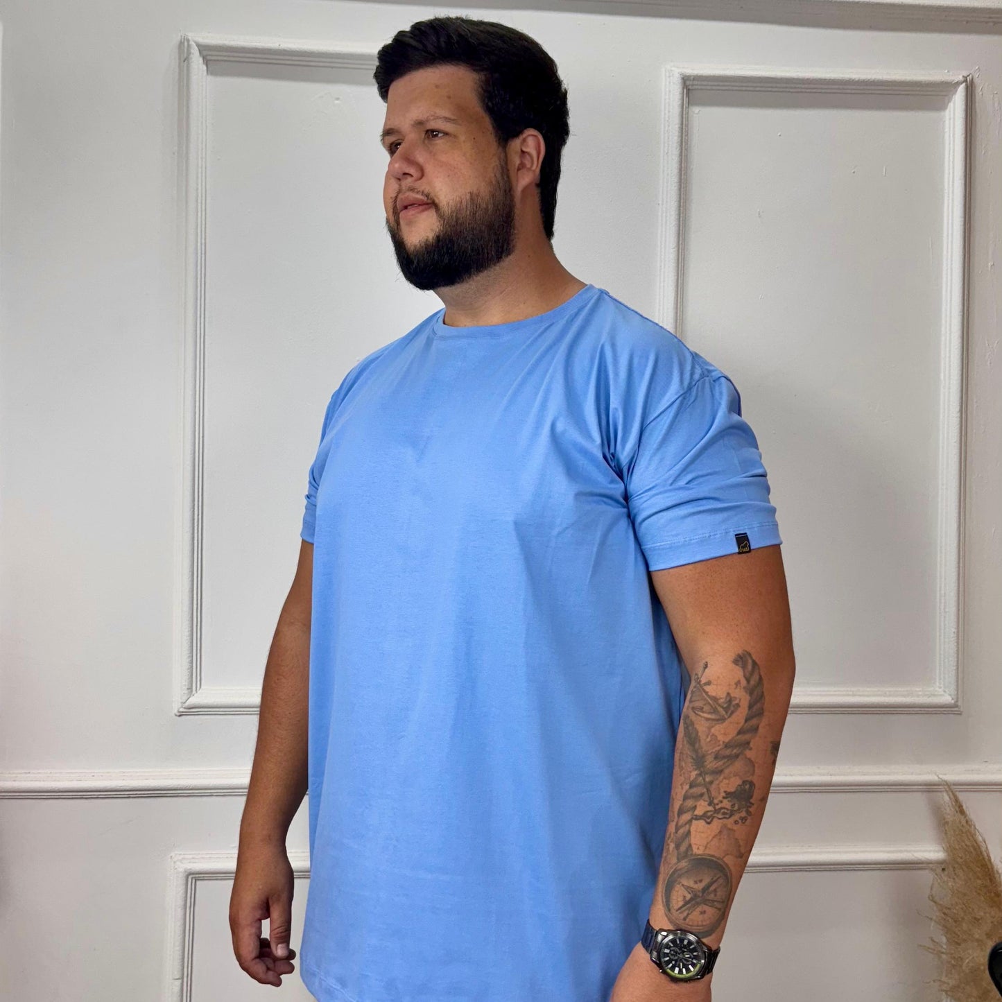 T-SHIRT BÁSICA AZUL CÉU CLARA - PLUS SIZE
