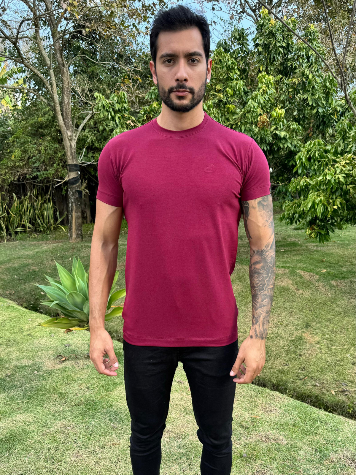 T-SHIRT BÁSICA COM ELASTANO BORDÔ