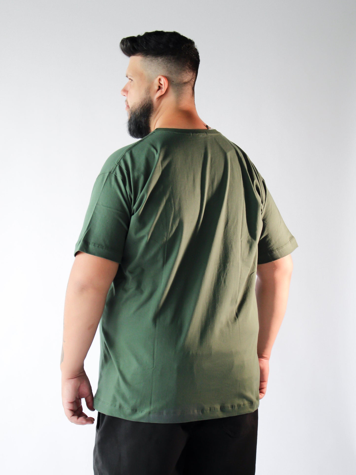 T-SHIRT BÁSICA VERDE MUSGO - PLUS SIZE