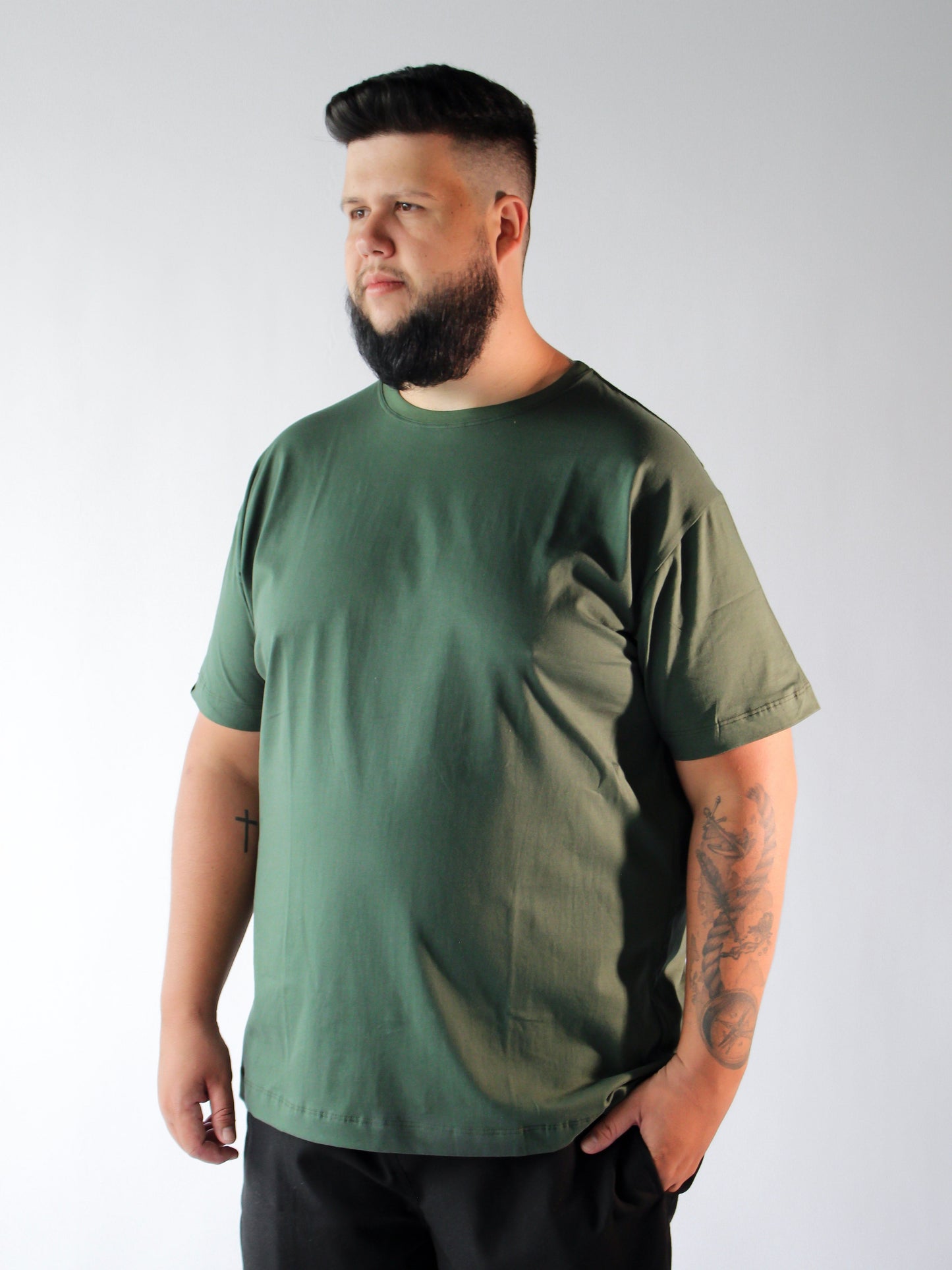 T-SHIRT BÁSICA VERDE MUSGO - PLUS SIZE