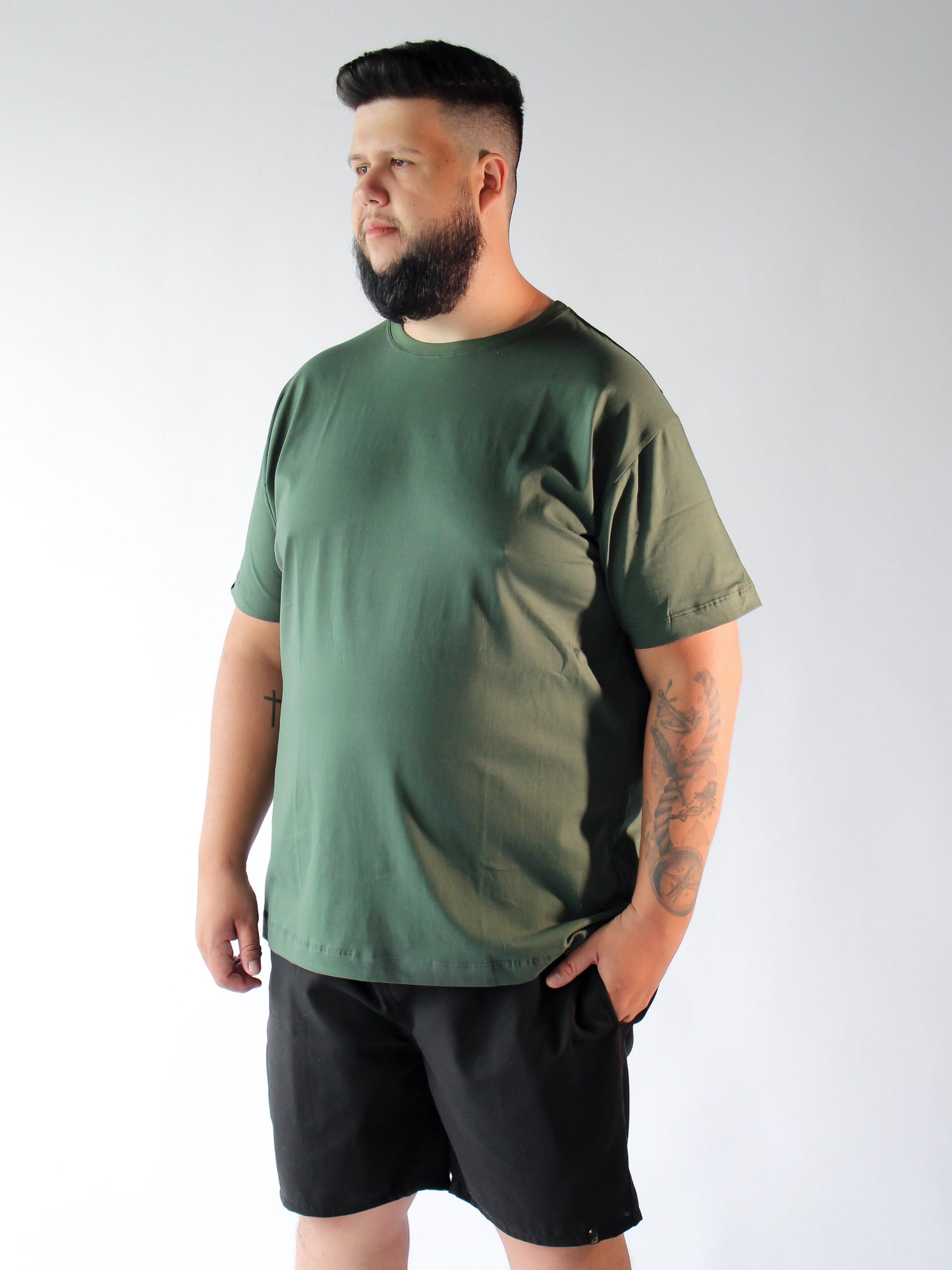 T-SHIRT BÁSICA VERDE MUSGO - PLUS SIZE