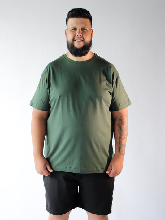 T-SHIRT BÁSICA VERDE MUSGO - PLUS SIZE