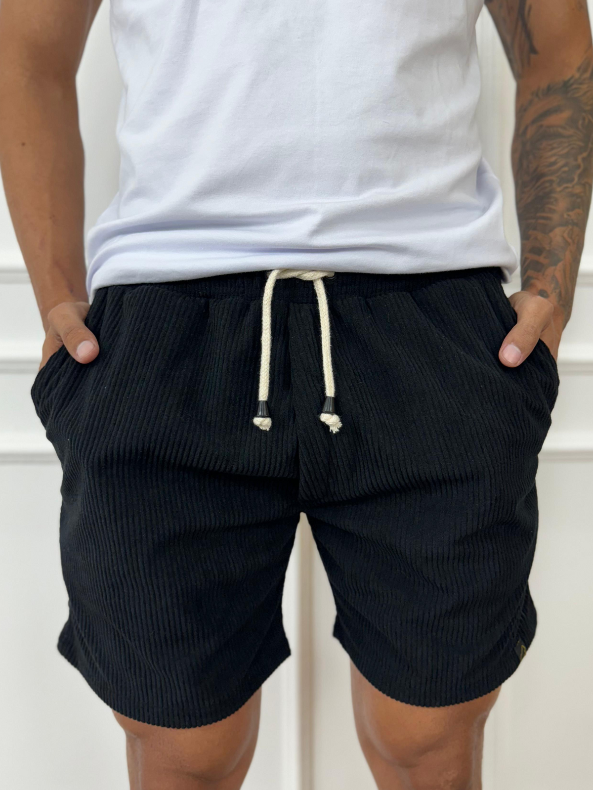 SHORT COTELÊ PRETO