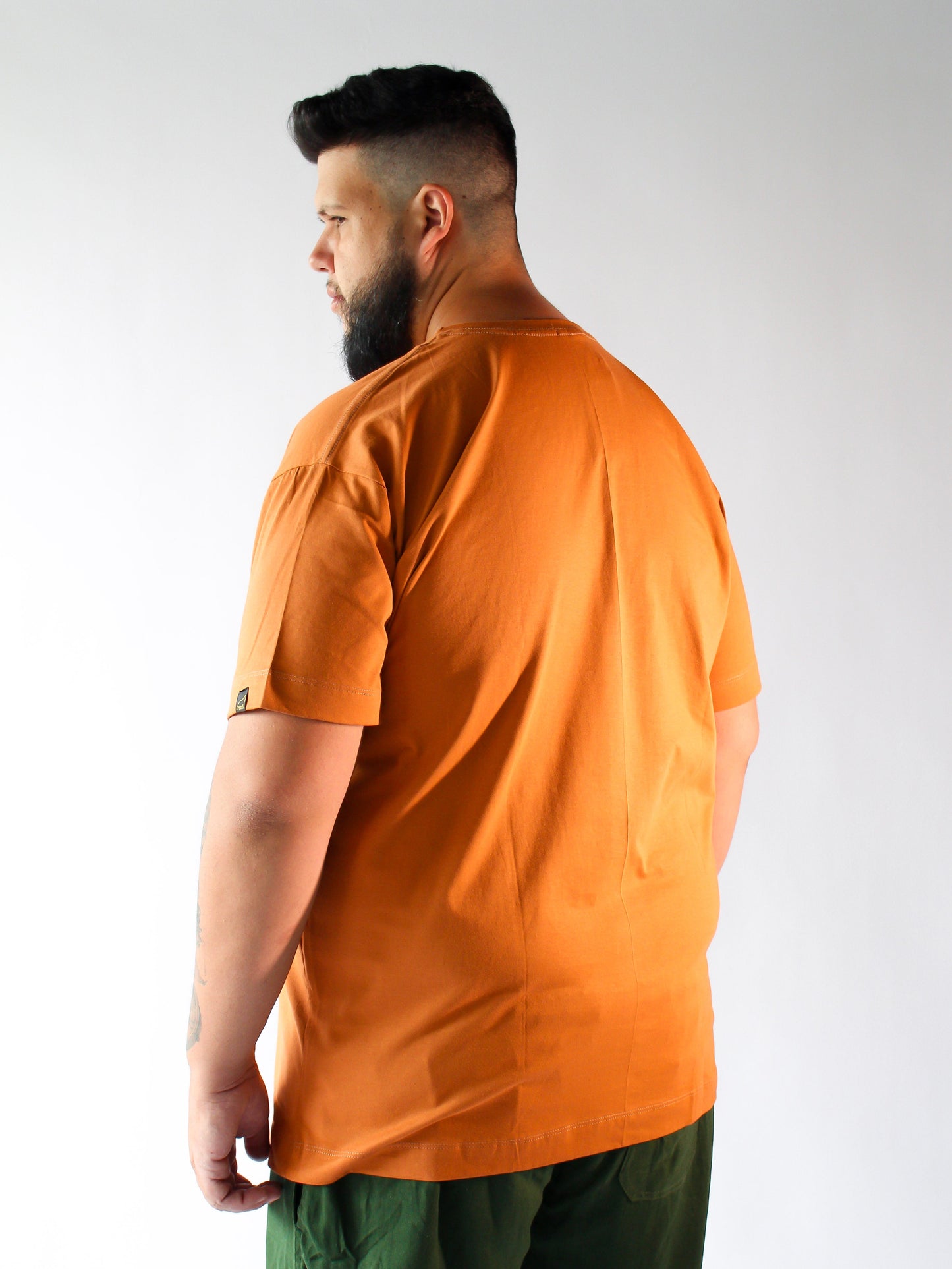 T-SHIRT BÁSICA MOSTARDA - PLUS SIZE
