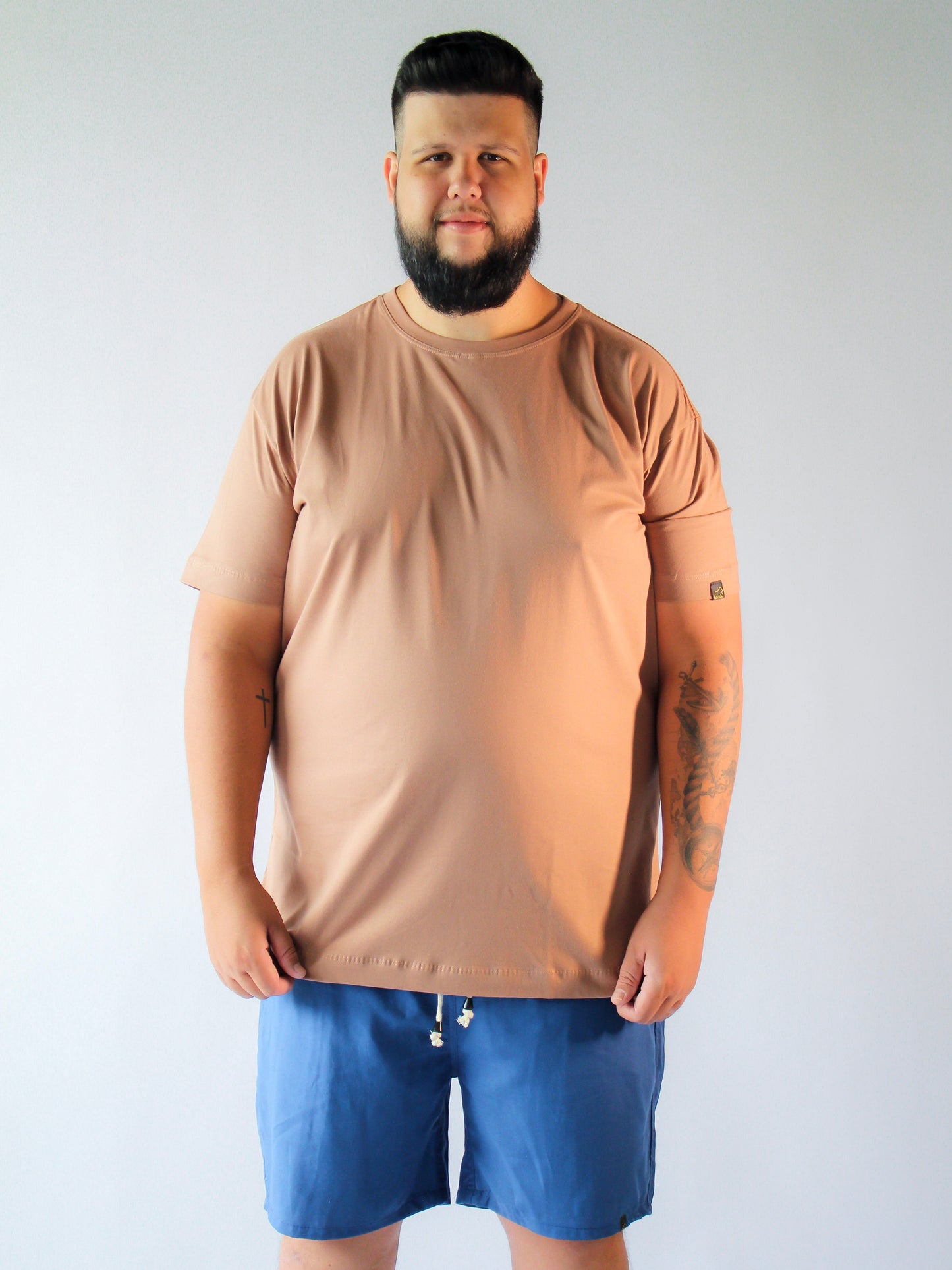T-SHIRT BÁSICA MARROM CLARO - PLUS SIZE