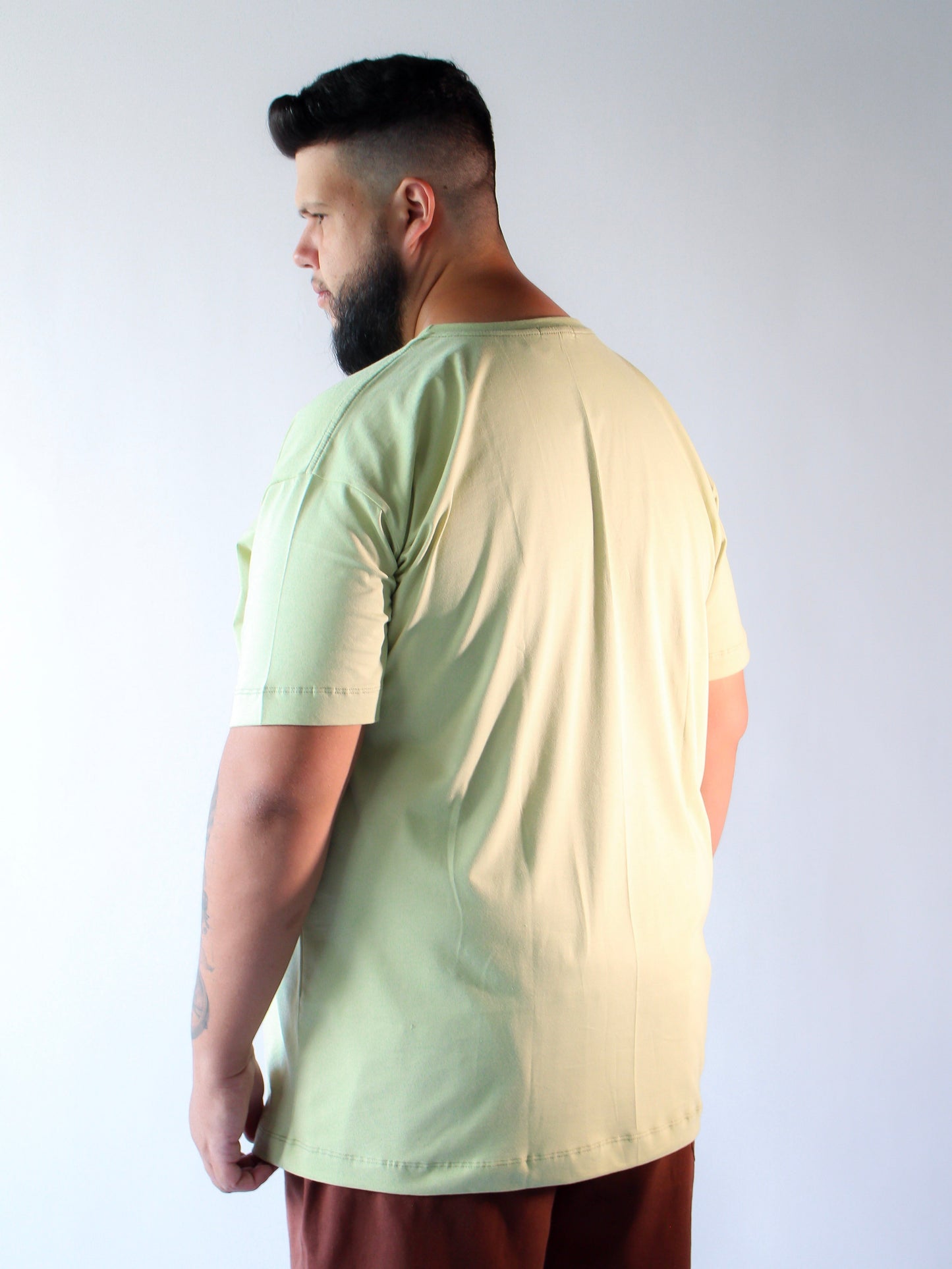 T-SHIRT BÁSICA VERDE CHÁ - PLUS SIZE