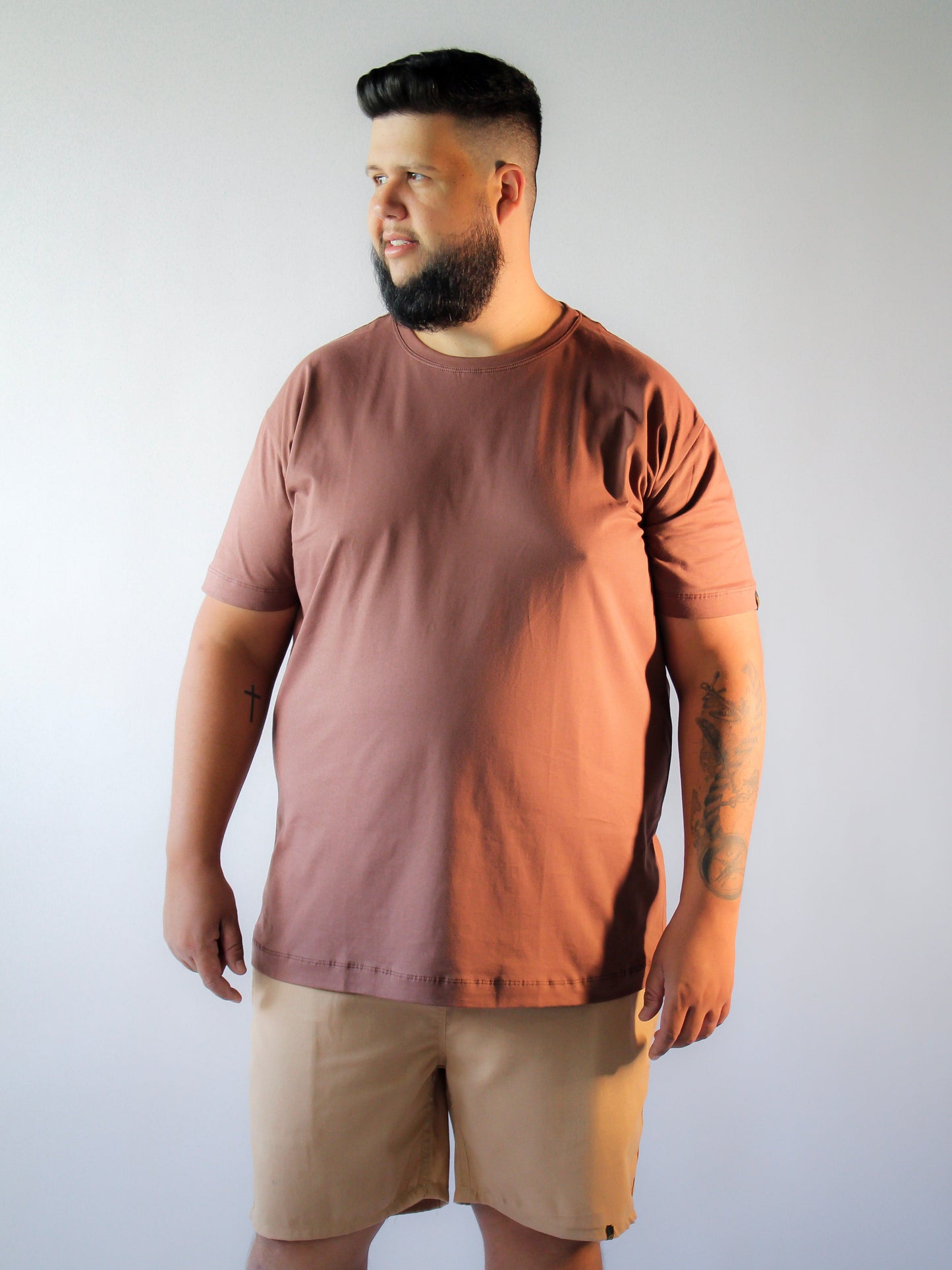 T-SHIRT BÁSICA MARROM ESCURO - PLUS SIZE