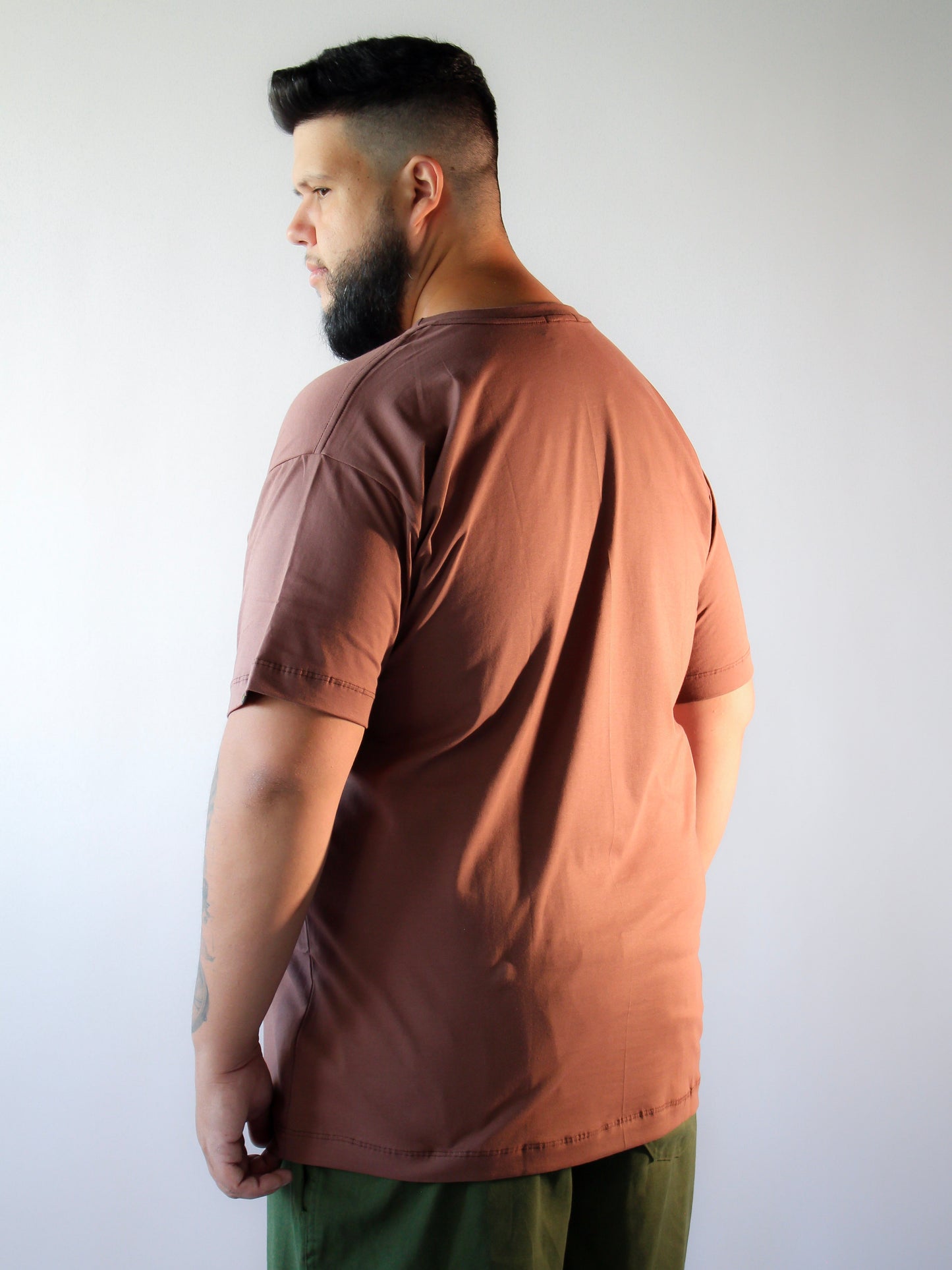 T-SHIRT BÁSICA MARROM ESCURO - PLUS SIZE