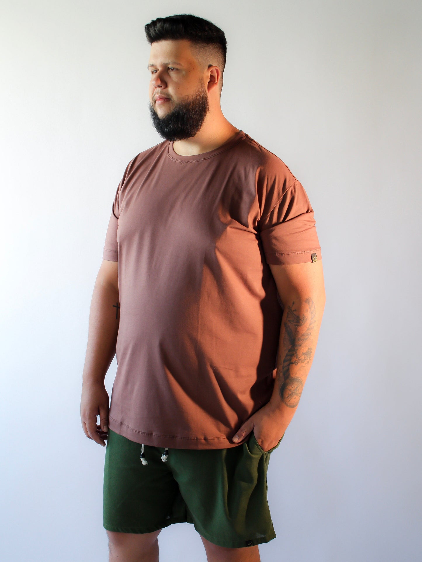 T-SHIRT BÁSICA MARROM ESCURO - PLUS SIZE