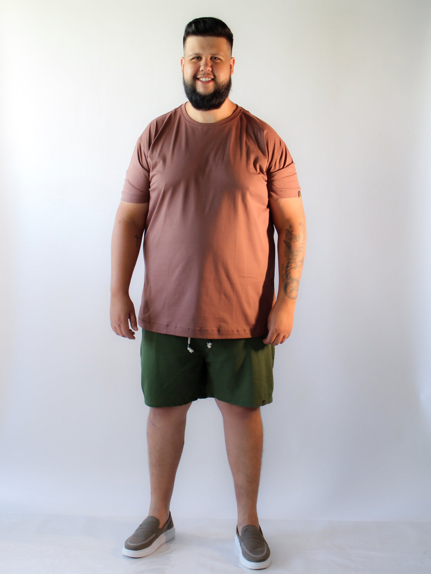 T-SHIRT BÁSICA MARROM ESCURO - PLUS SIZE