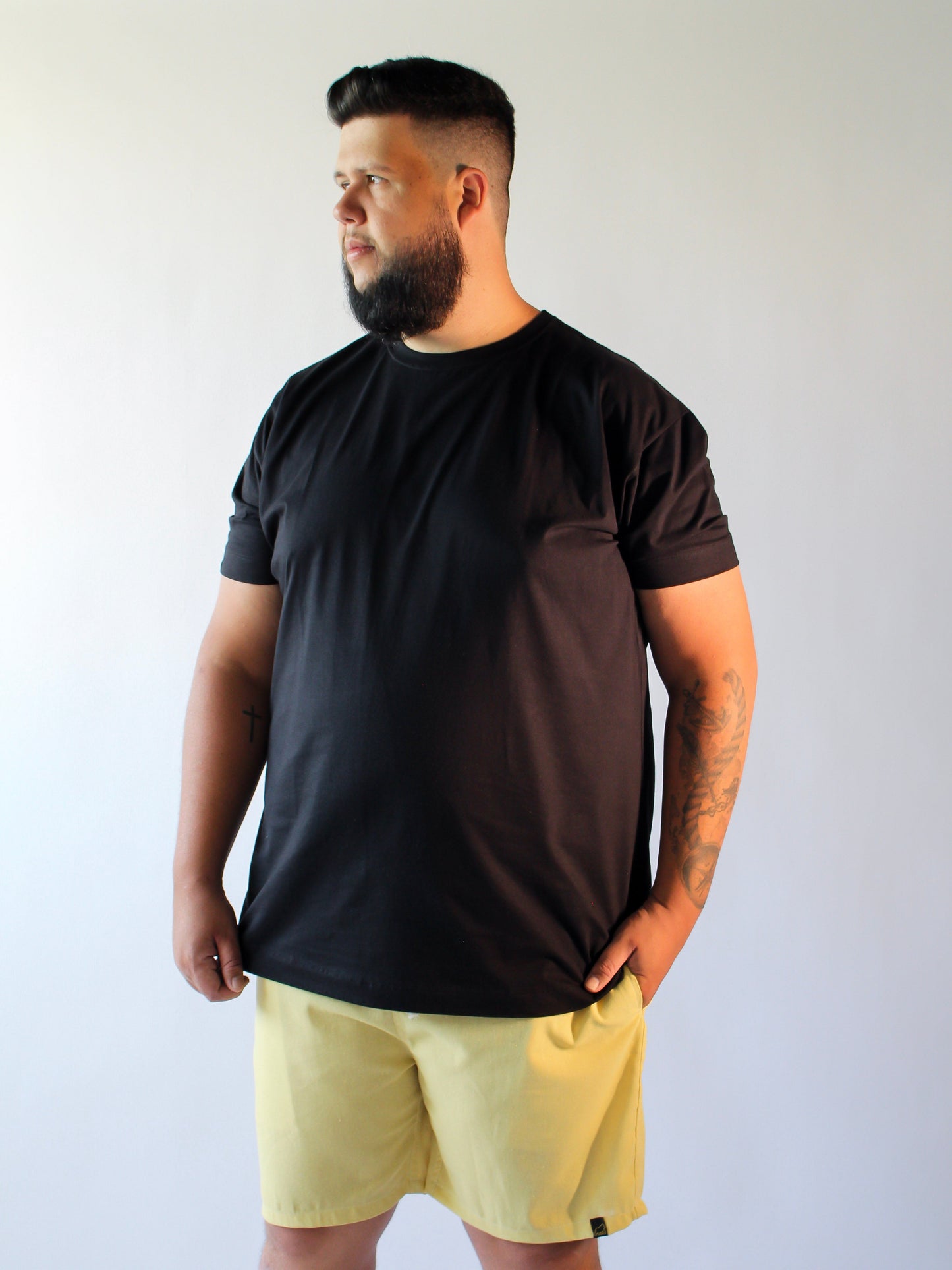 T-SHIRT BÁSICA PRETA - PLUS SIZE