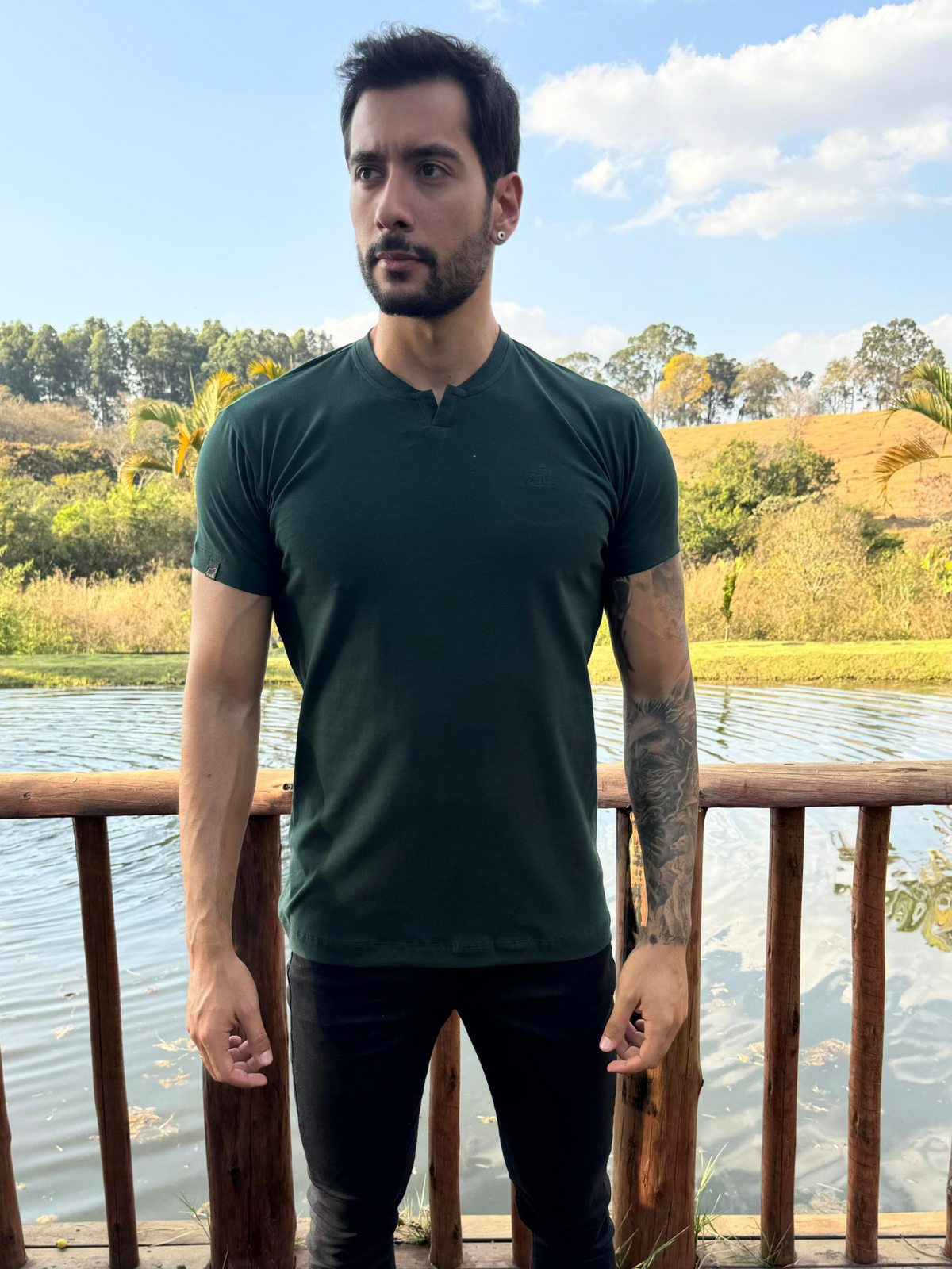 T-SHIRT BÁSICA COM ELASTANO VERDE