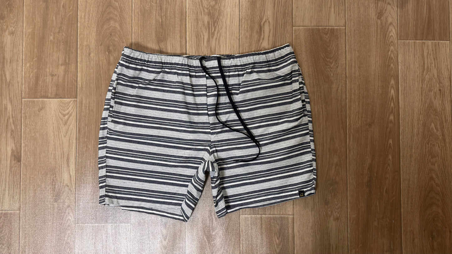 SHORT LINHO PRETO LISTRADO PLUS SIZE