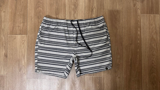 SHORT LINHO PRETO LISTRADO PLUS SIZE