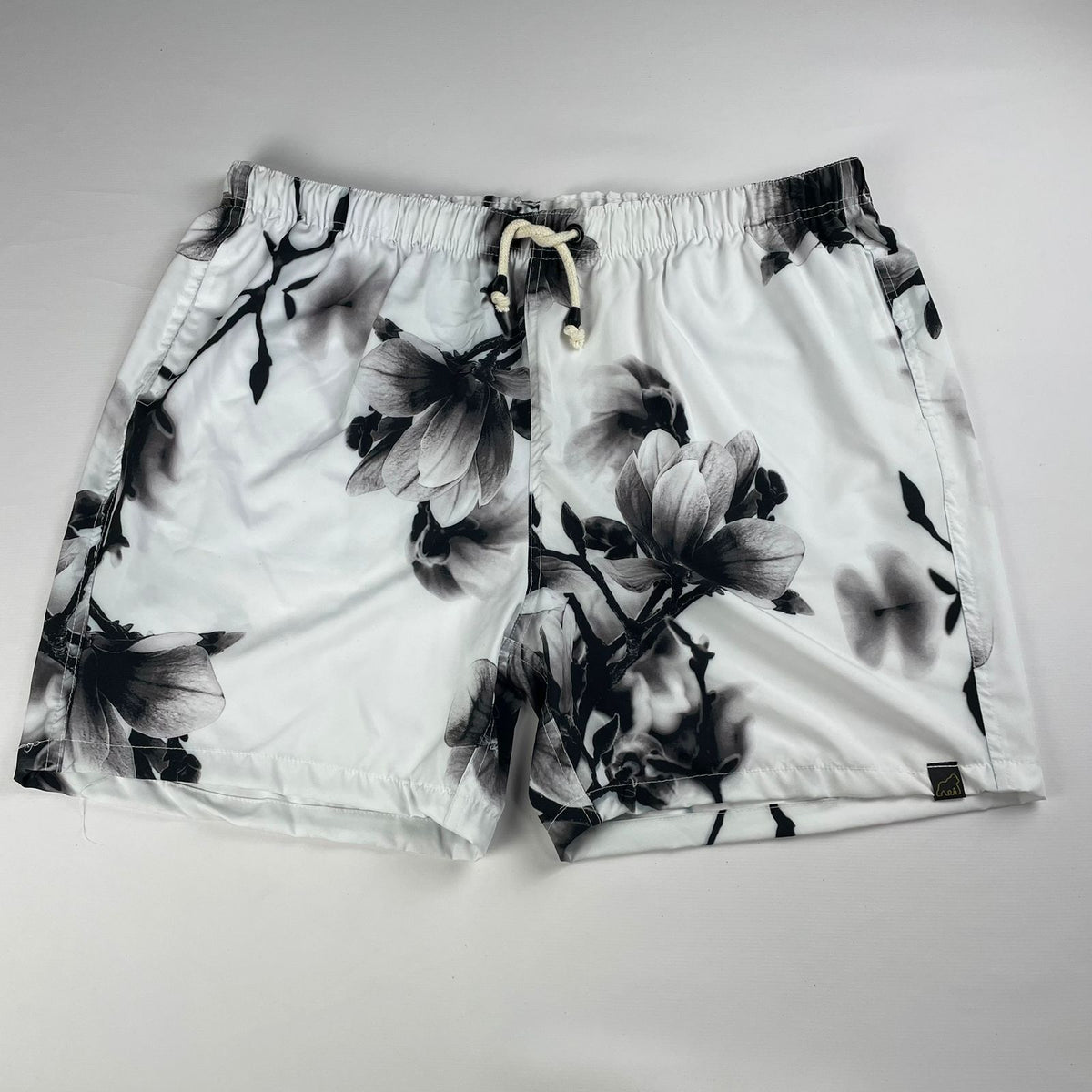 SHORT FLORES PRETO E BRANCO PLUS SIZE