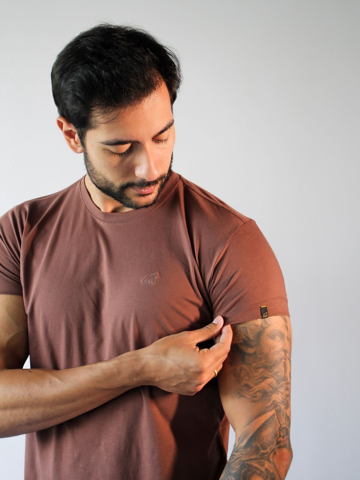 T-SHIRT BÁSICA MARROM ESCURO
