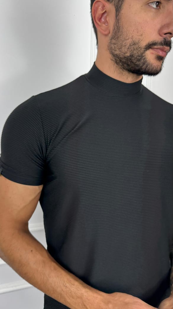 CAMISA MANGA CURTA GOLA ALTA PRETA