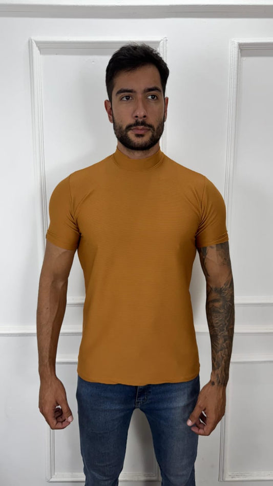 CAMISA MANGA CURTA GOLA ALTA CARAMELO