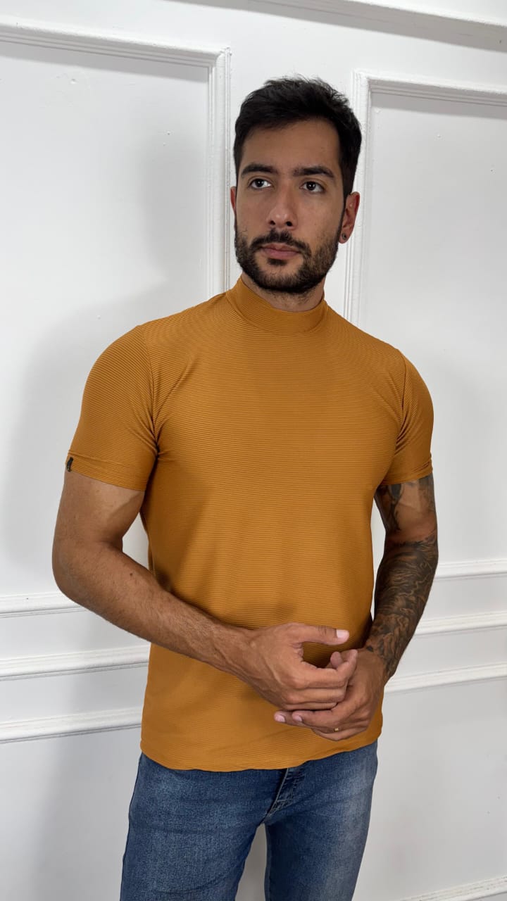 CAMISA MANGA CURTA GOLA ALTA CARAMELO