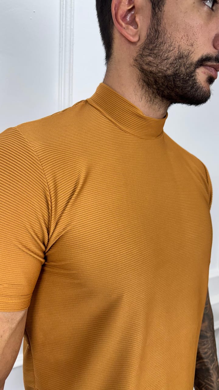 CAMISA MANGA CURTA GOLA ALTA CARAMELO