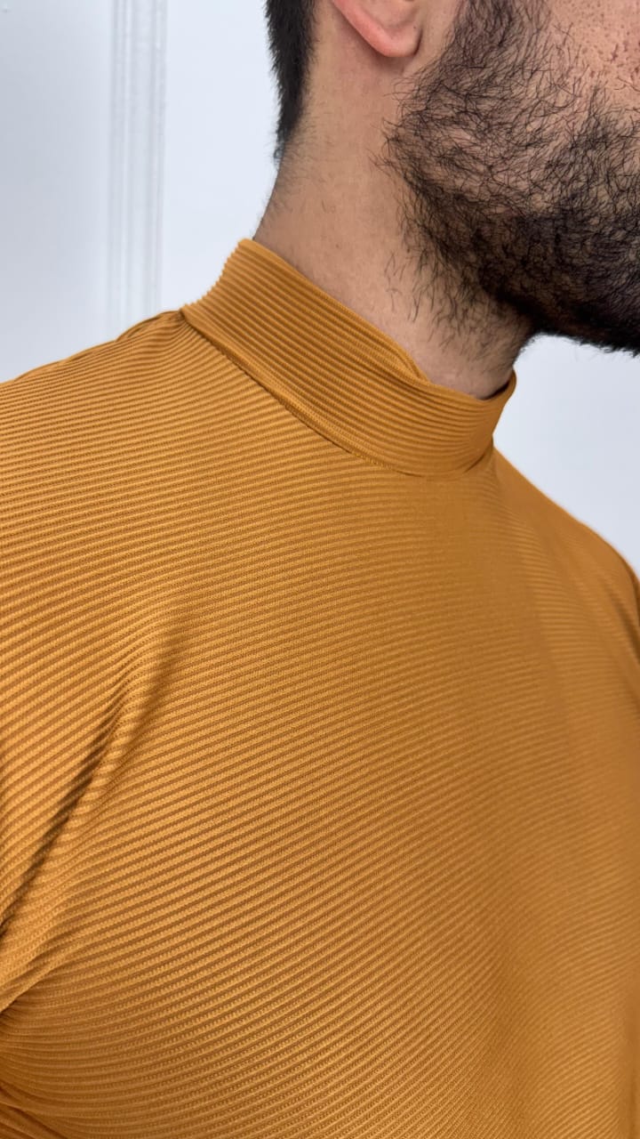 CAMISA MANGA CURTA GOLA ALTA CARAMELO