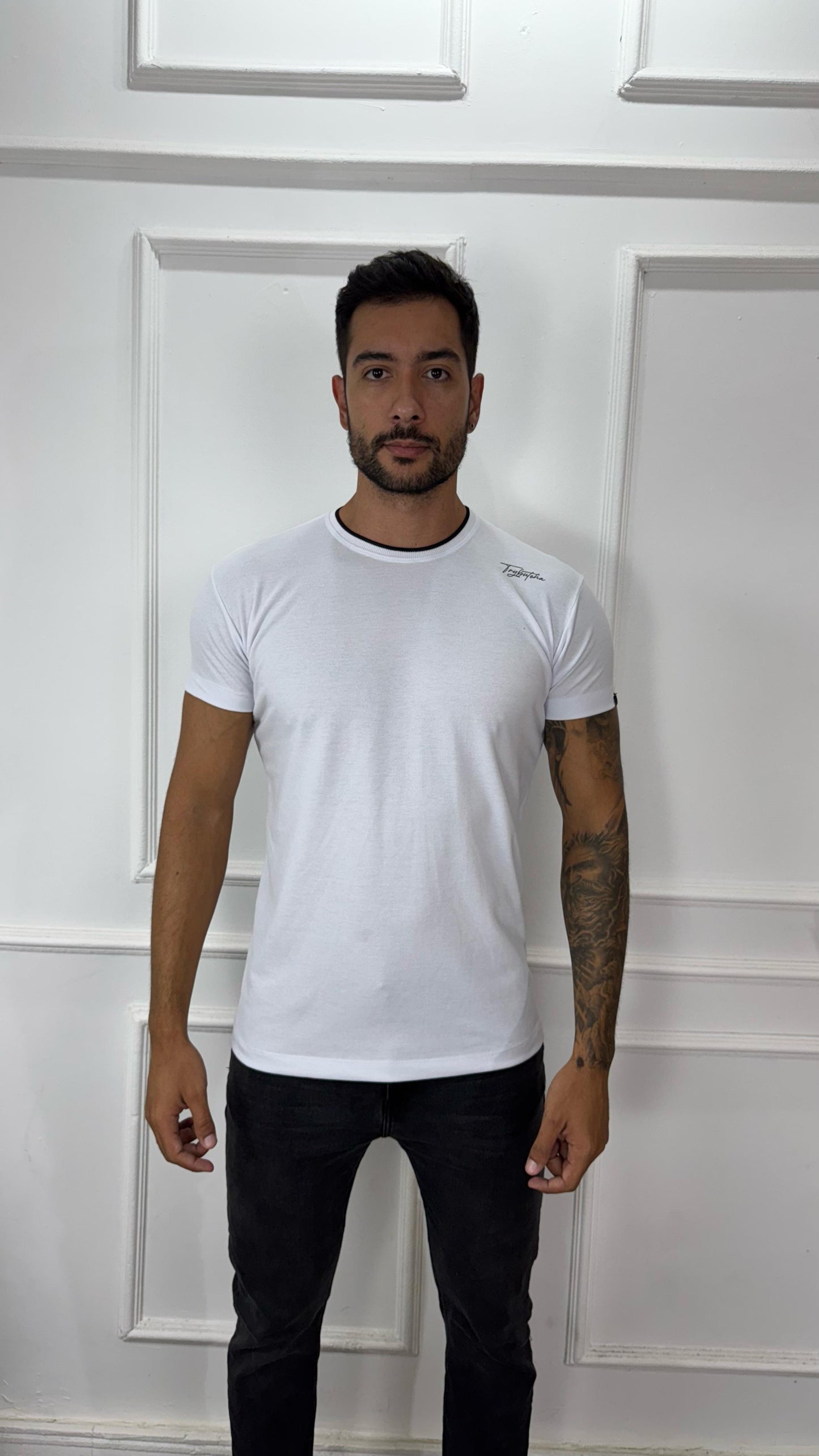 CAMISETA PREMIUM DETALHE NA GOLA BRANCA