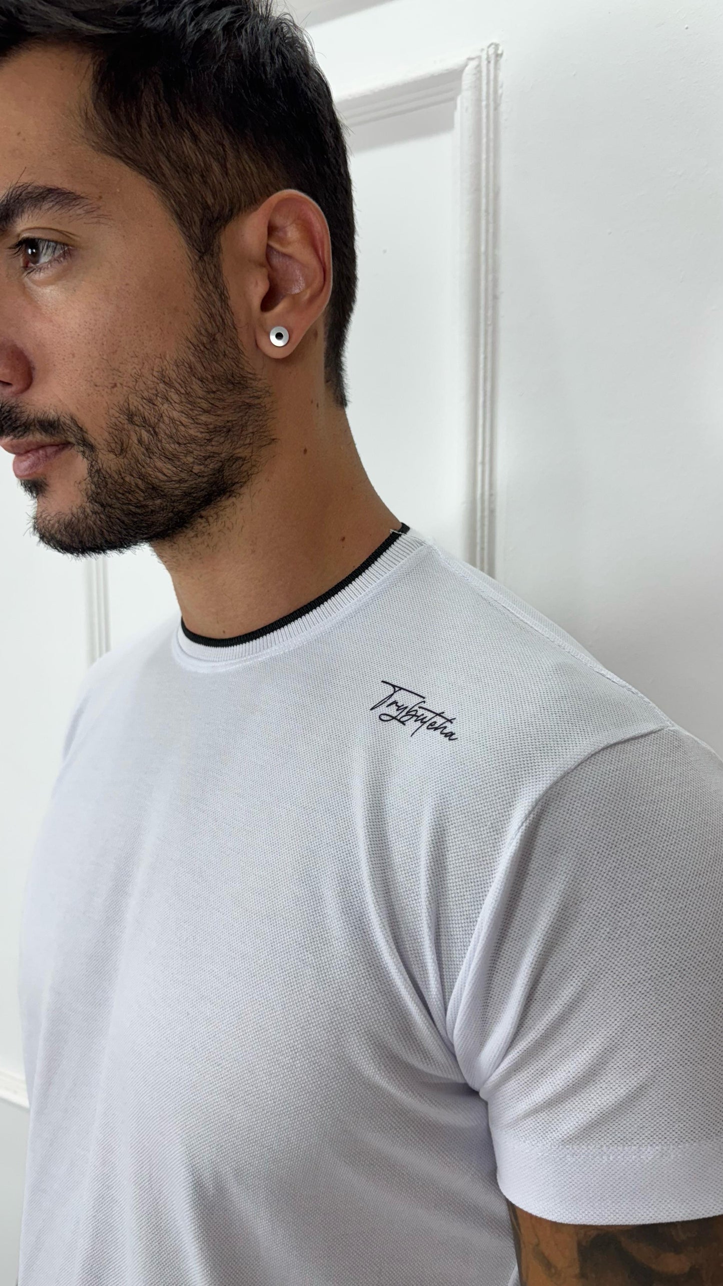 CAMISETA PREMIUM DETALHE NA GOLA BRANCA