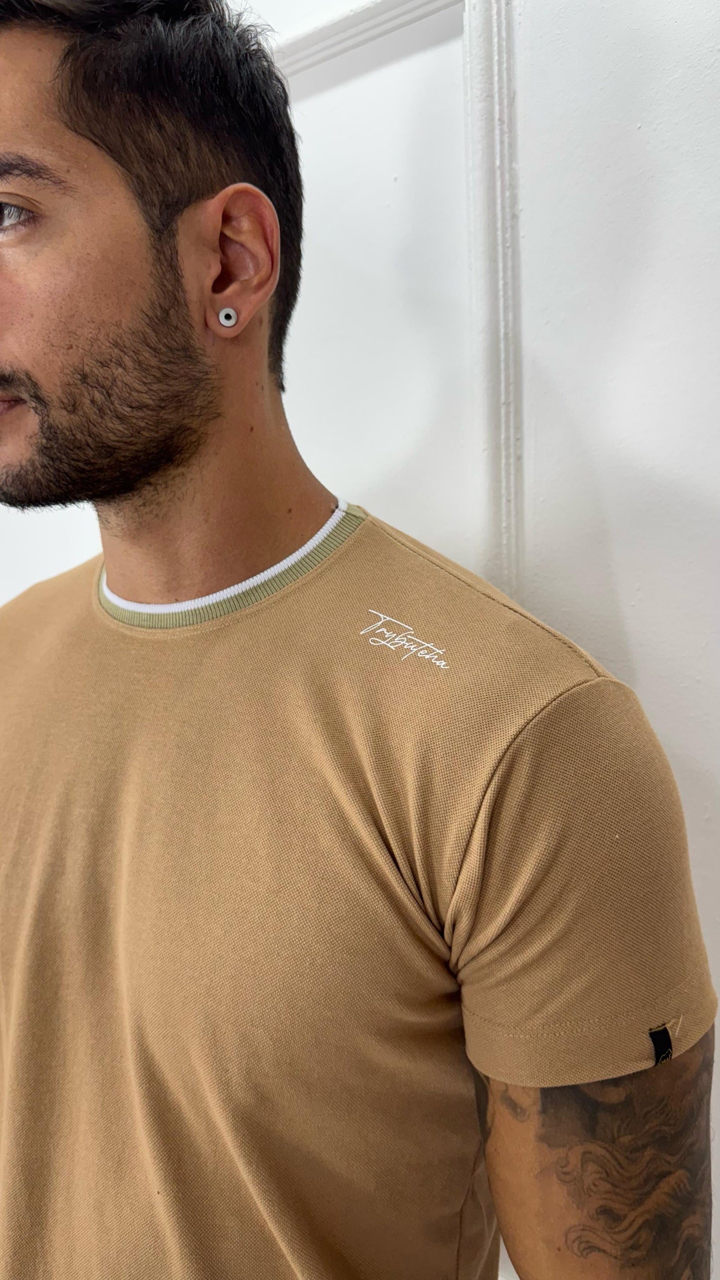 CAMISETA PREMIUM DETALHE NA GOLA BEGE