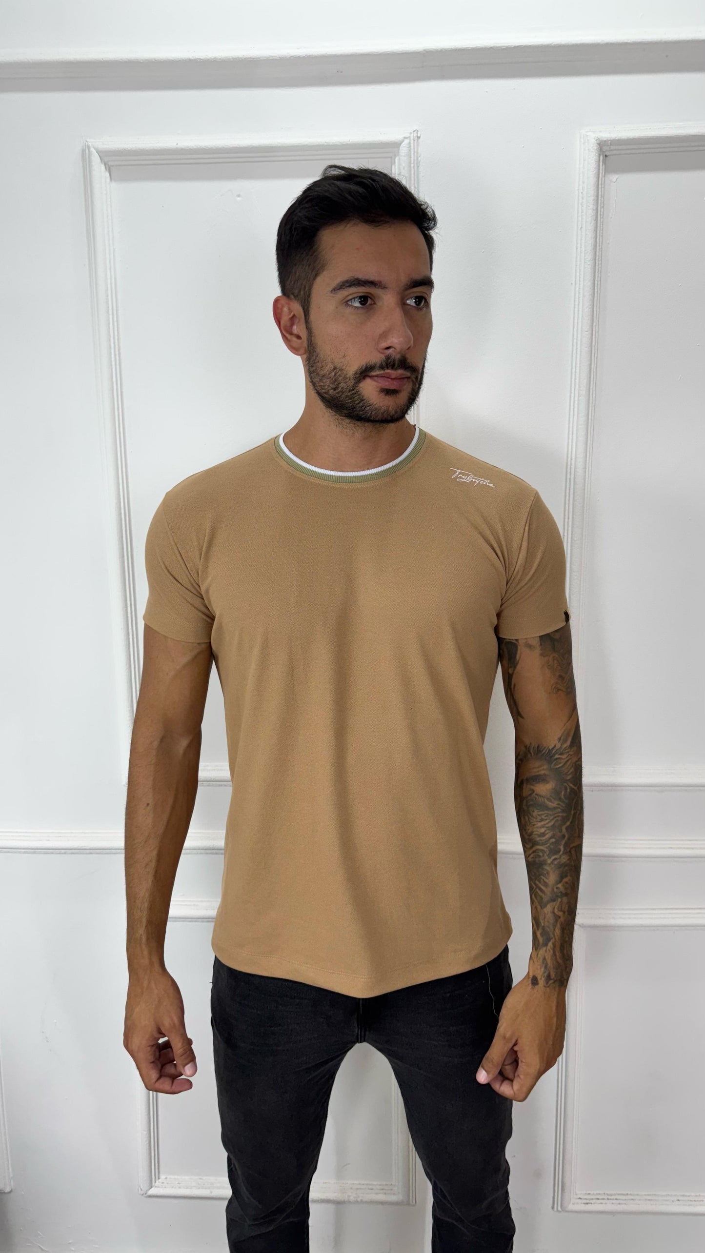 CAMISETA PREMIUM DETALHE NA GOLA BEGE