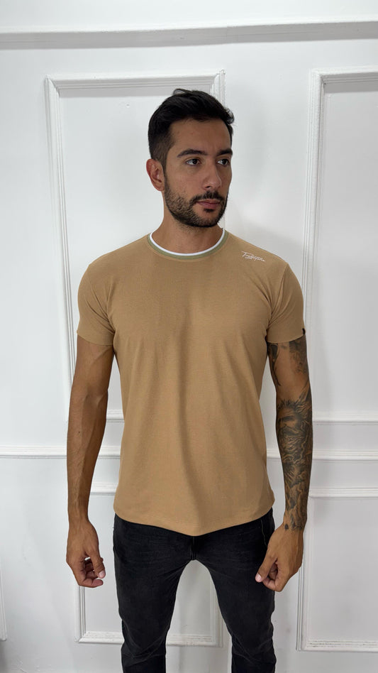 CAMISETA PREMIUM DETALHE NA GOLA BEGE
