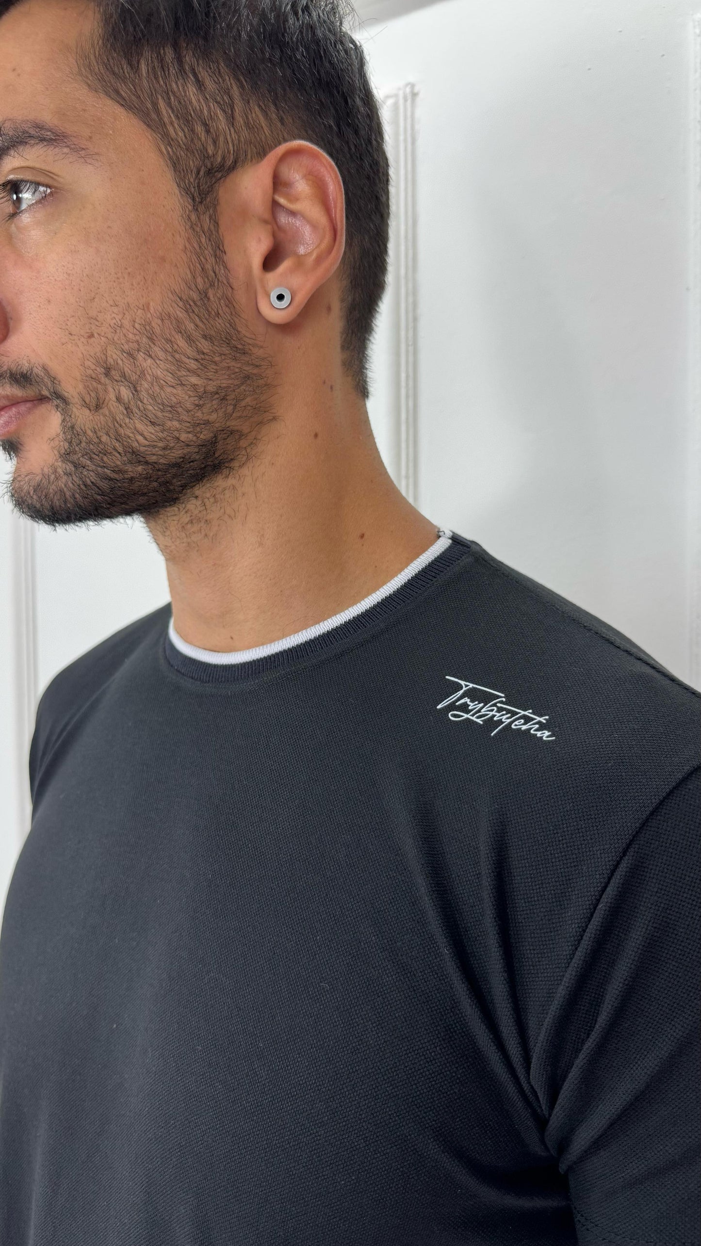 CAMISETA PREMIUM DETALHE NA GOLA PRETA