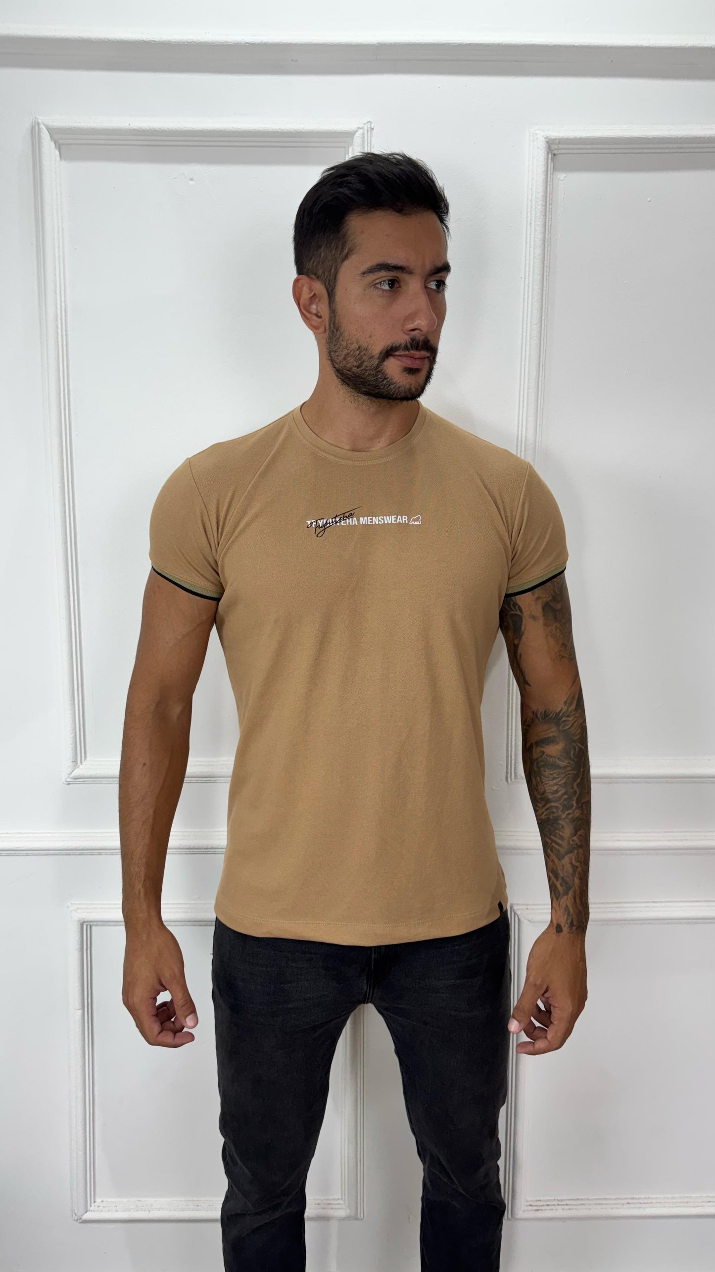 CAMISETA PREMIUM DETALHE NA MANGA BEGE