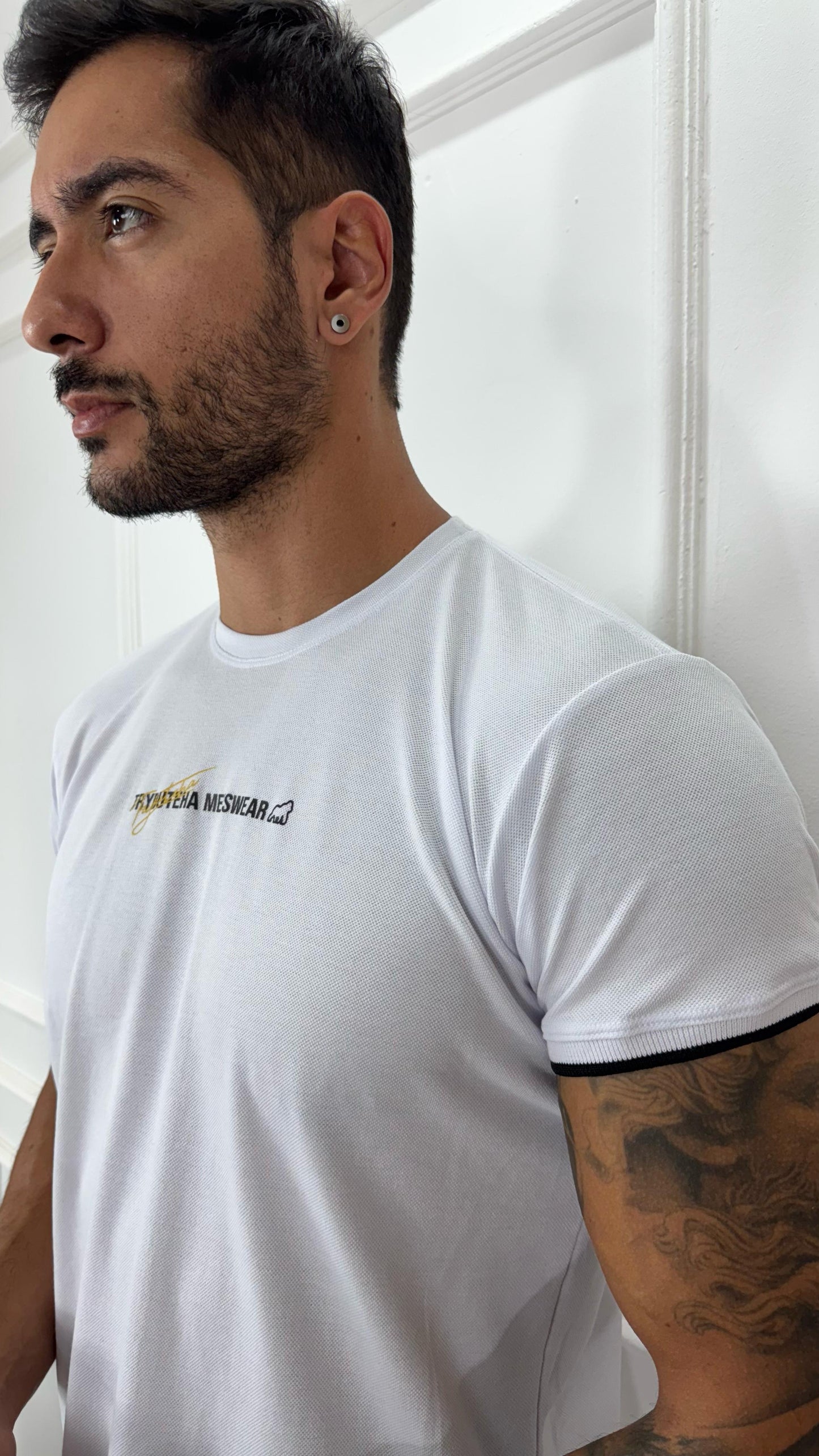 CAMISETA PREMIUM DETALHE NA MANGA BRANCA