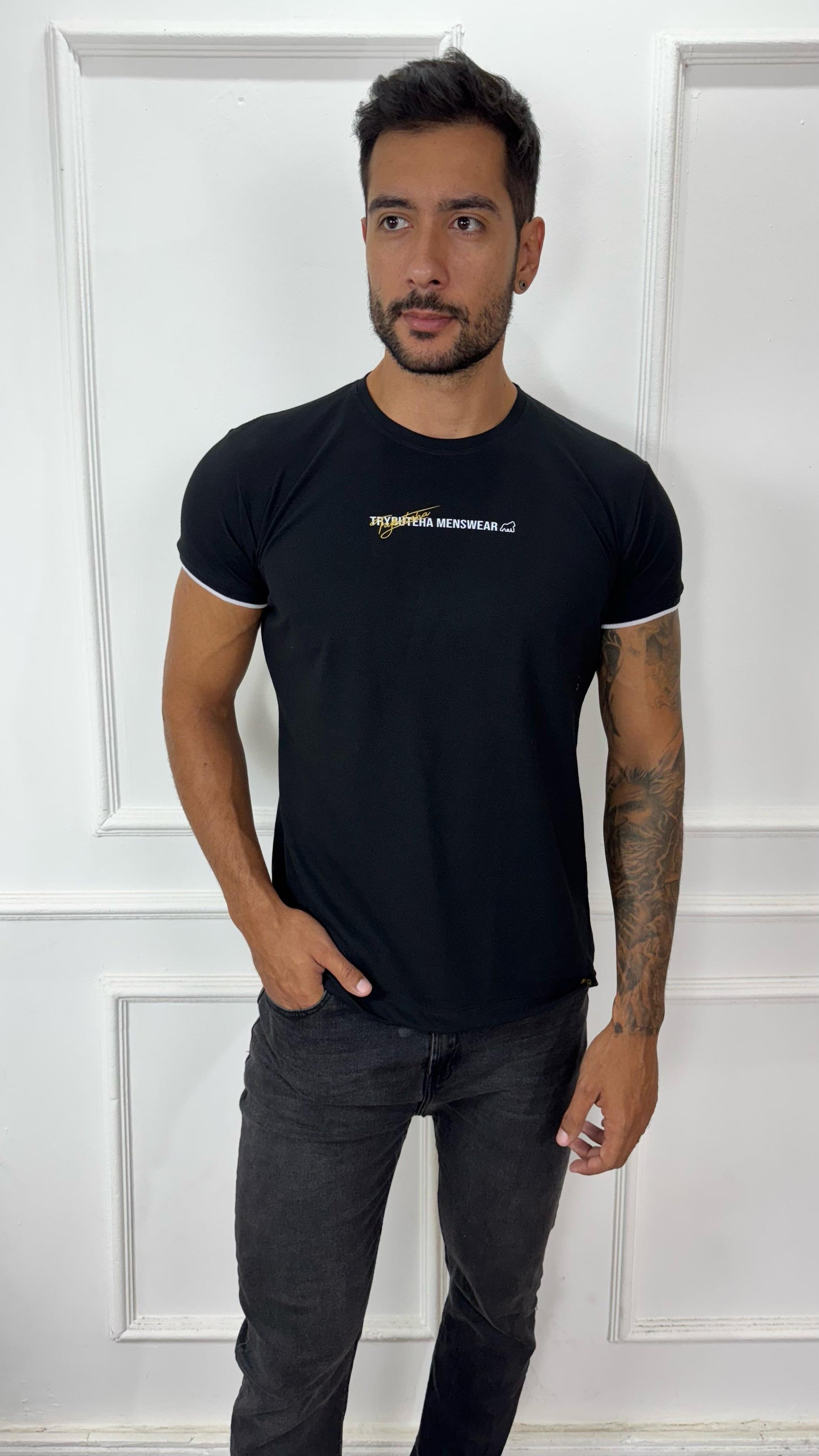 CAMISETA PREMIUM DETALHE NA MANGA PRETA