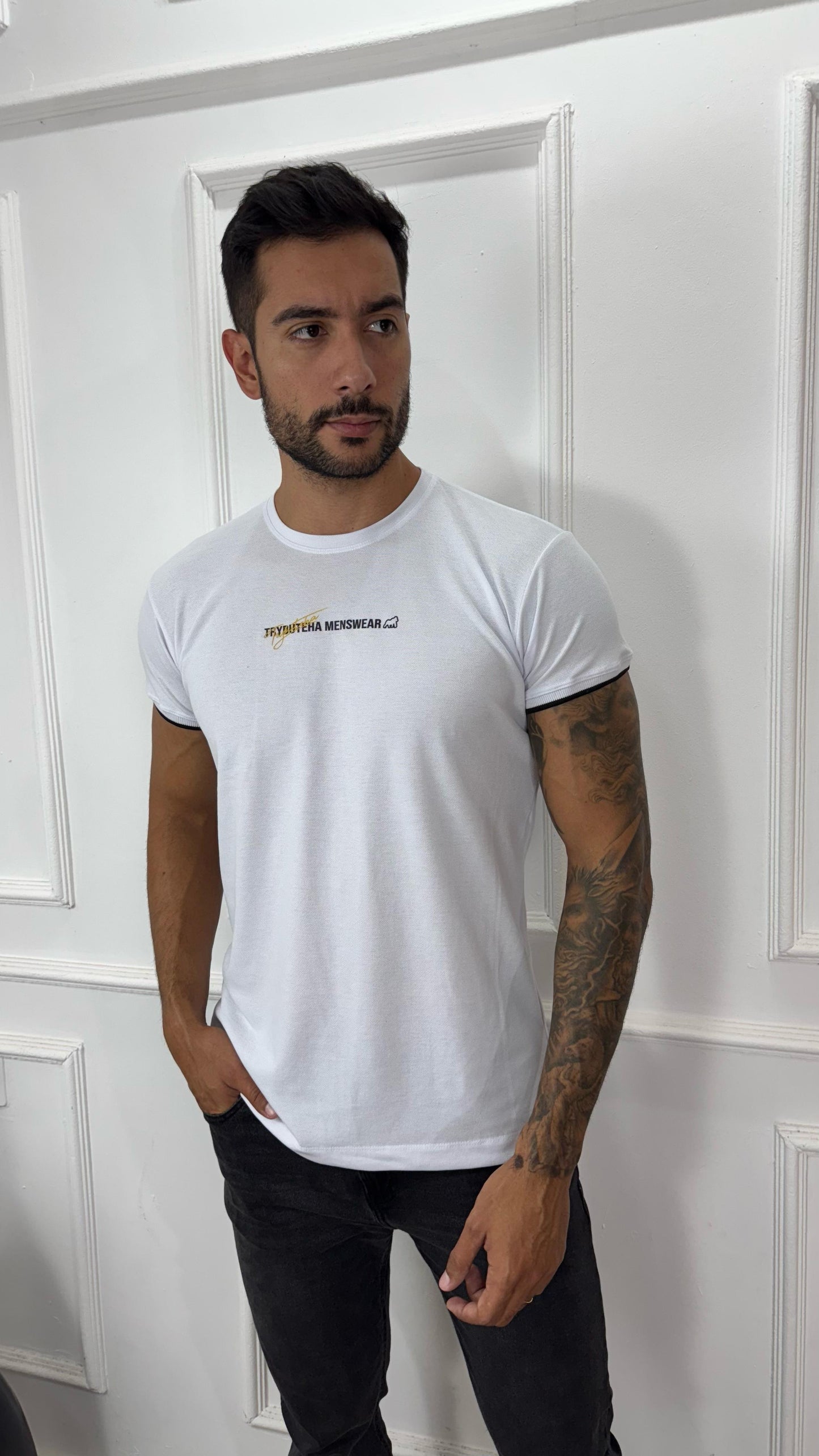 CAMISETA PREMIUM DETALHE NA MANGA BRANCA