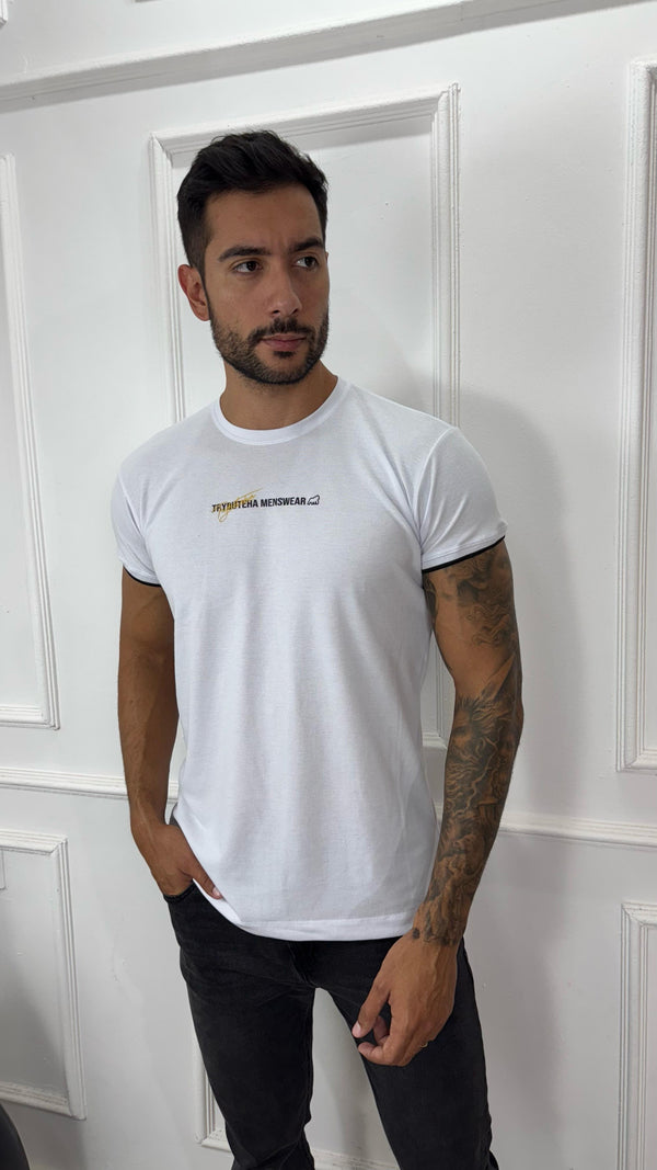 CAMISETA PREMIUM DETALHE NA MANGA BRANCA