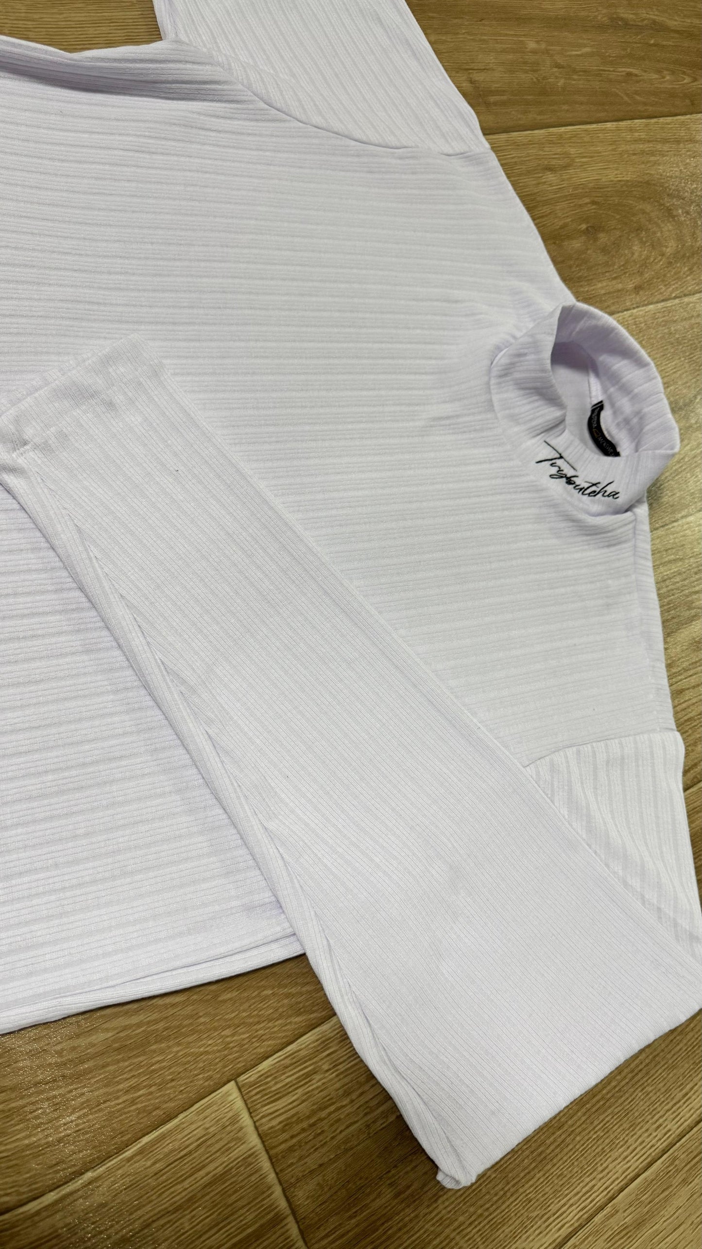 CAMISA MANGA LONGA GOLA ALTA CANELADA COM ELASTANO - BRANCA