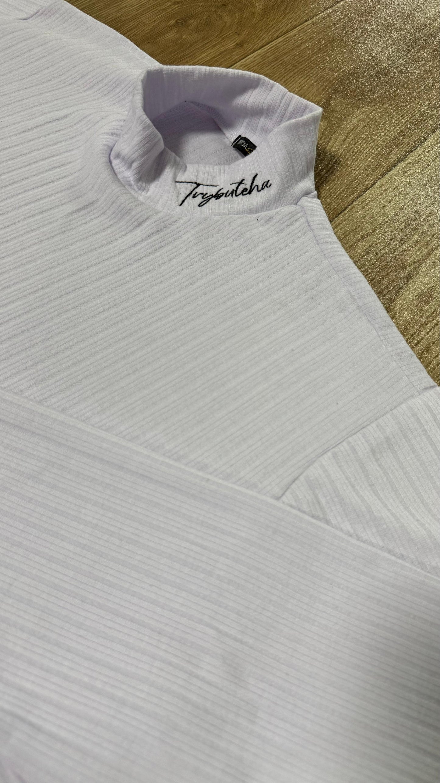 CAMISA MANGA LONGA GOLA ALTA CANELADA COM ELASTANO - BRANCA