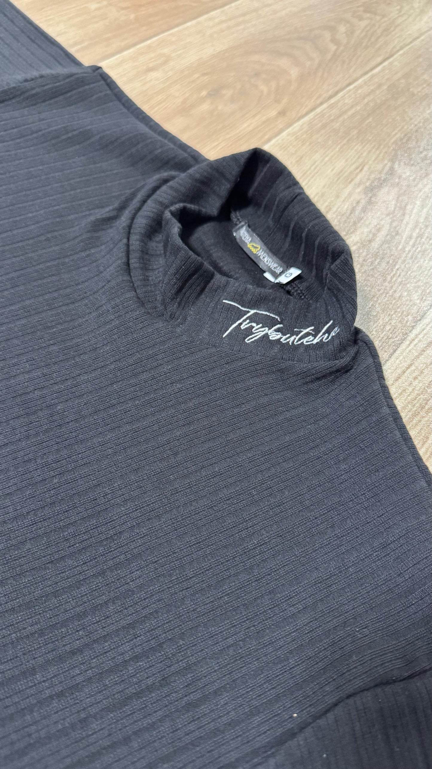 CAMISA MANGA LONGA GOLA ALTA CANELADA COM ELASTANO - PRETA