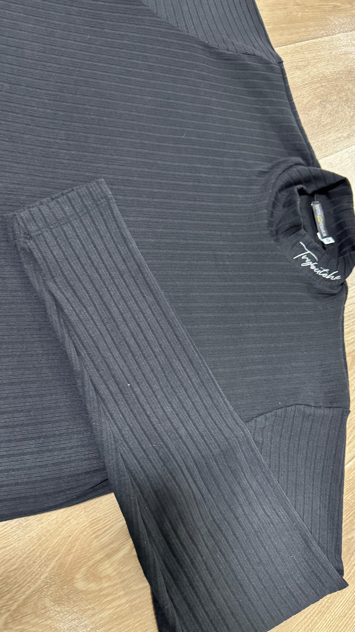 CAMISA MANGA LONGA GOLA ALTA CANELADA COM ELASTANO - PRETA