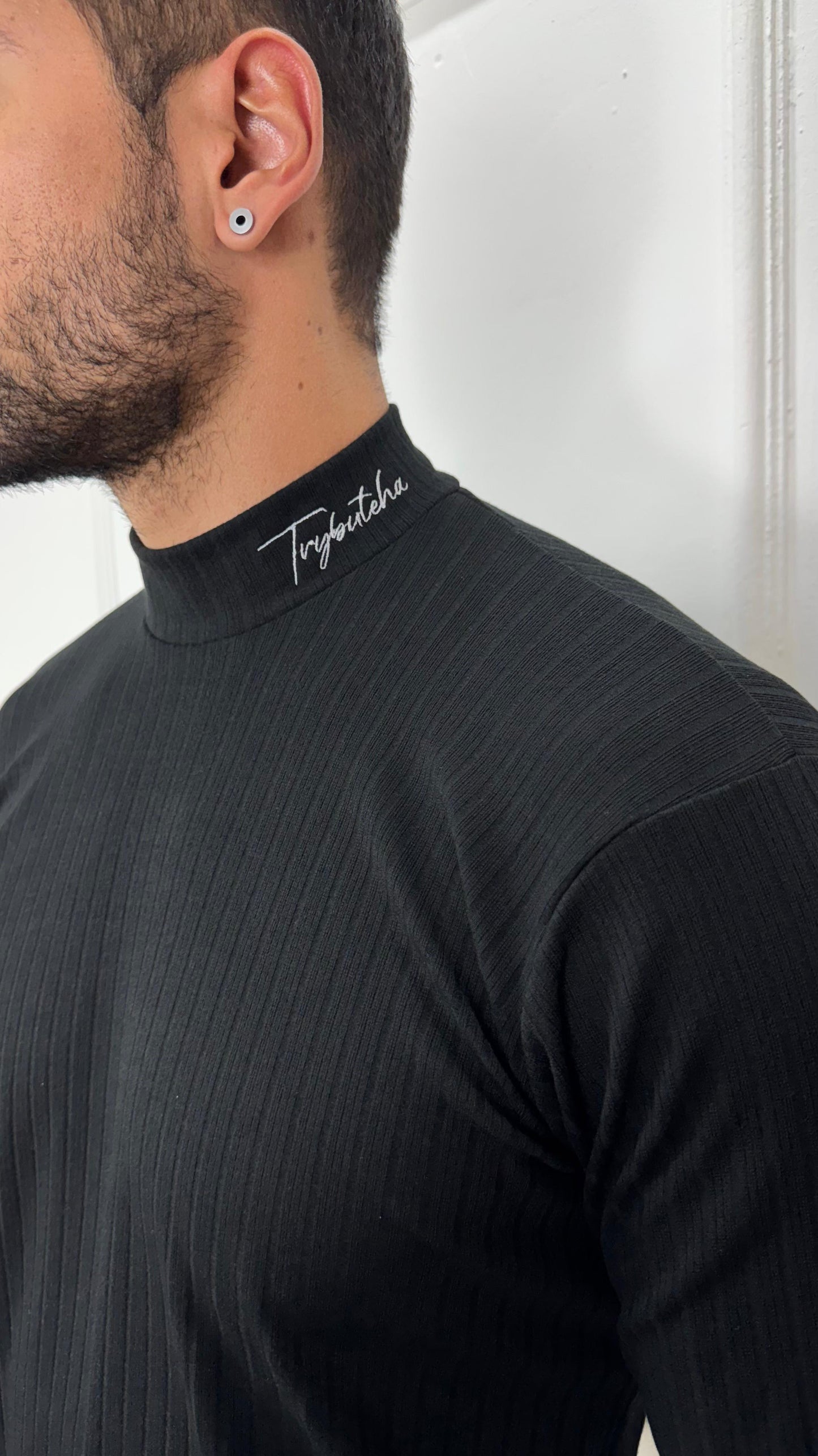 CAMISA MANGA LONGA GOLA ALTA CANELADA COM ELASTANO - PRETA