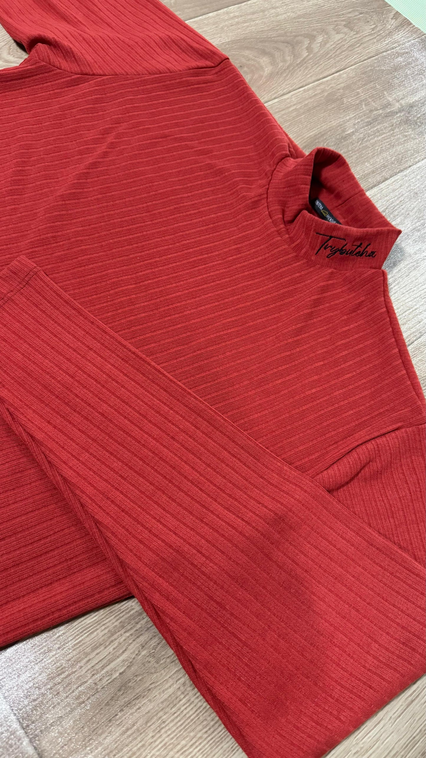 CAMISA MANGA LONGA GOLA ALTA CANELADA COM ELASTANO - VERMELHA