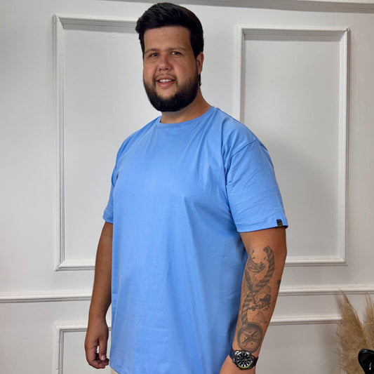 T-SHIRT BÁSICA AZUL CÉU CLARA  - PLUS SIZE