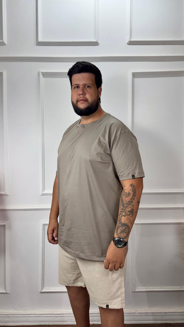 T-SHIRT BÁSICA MARROM CLARA  - PLUS SIZE