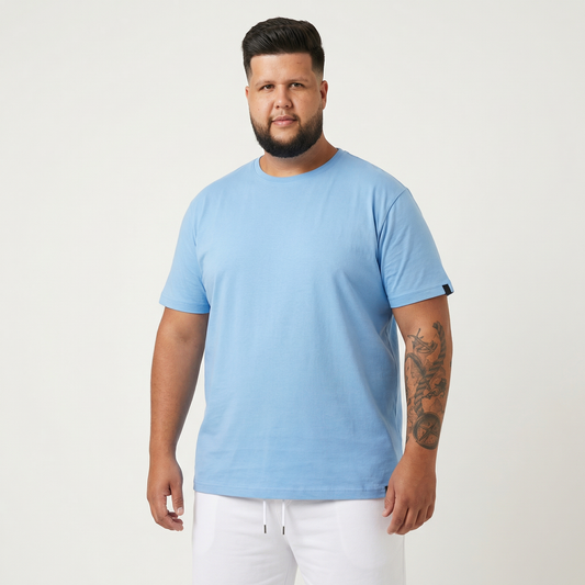 T-SHIRT BÁSICA AZUL CÉU CLARA  - PLUS SIZE